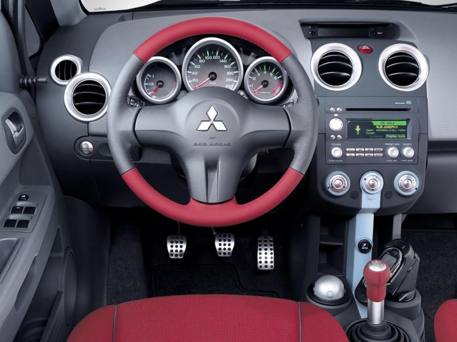 Панель приборов Mitsubishi Colt 5-Door 2004 года  (фото 18 из 29)